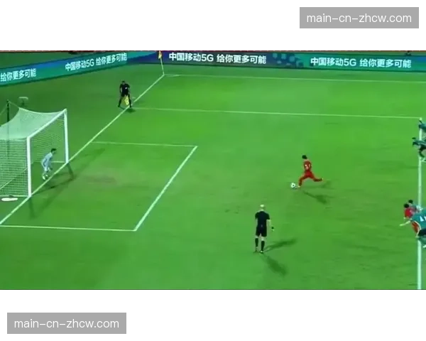 争议瞬间：意甲赛场VAR长时间介入检查，最终维持点球判罚