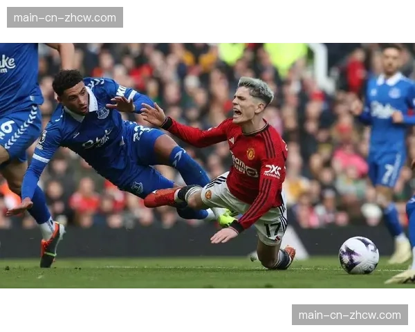 点球罚失后，镜头捕捉到曼联小将加纳乔失落的神情