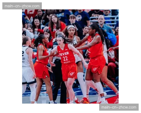 赛场花絮:狂热队小球迷举牌“未来WNBA球员”获球员集体签名 赛场花絮:狂热队小球迷举牌“未来WNBA球员”获球员集体签名