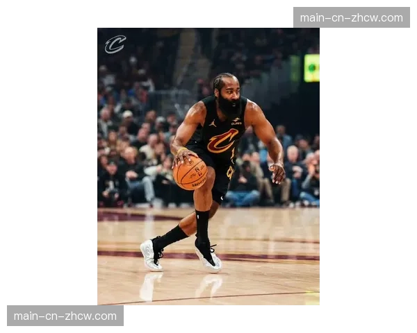 特写瞬间：詹姆斯-哈登命中关键三分后，对着镜头做出“冷血”手势